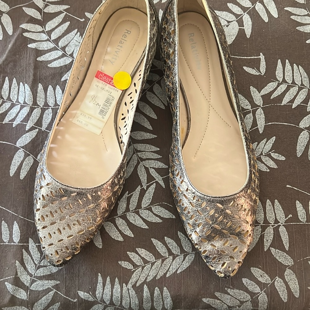 Relativity shoes size 8 1/2 m silver